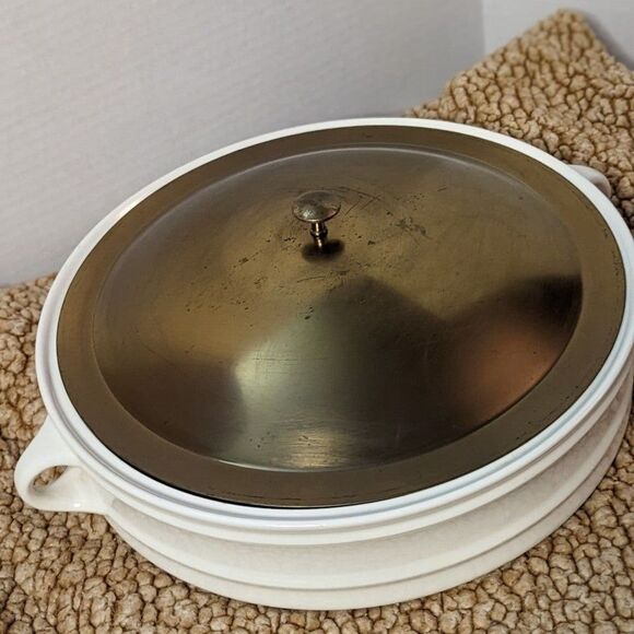 Vintage Made in USA White 11" Round Baking Casserole Dish with Handles and Lid - Picture 4 of 10